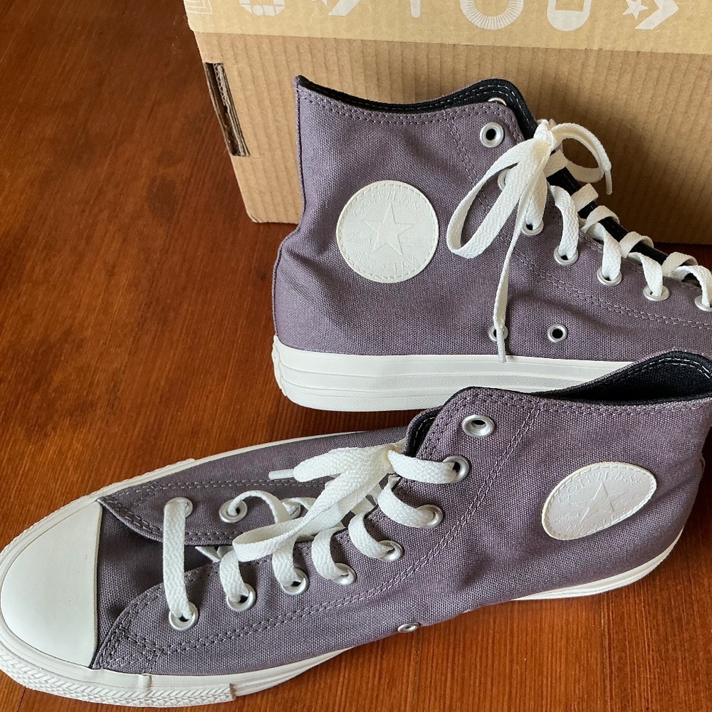 BNIB: Converse Chuck Taylor High-Tops in dark gray / purple color men’s Size 10